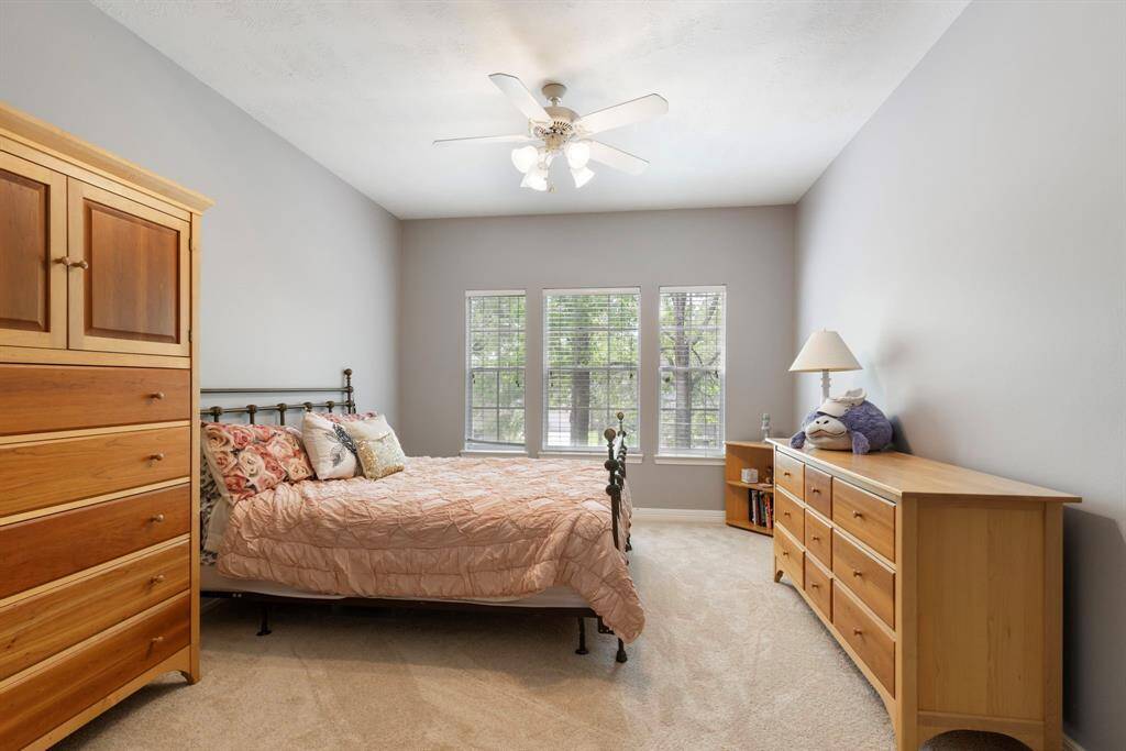 Secondary bedroom.