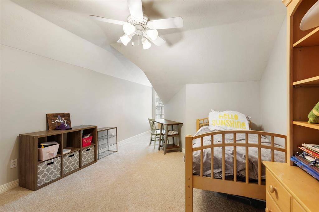 Secondary bedroom.
