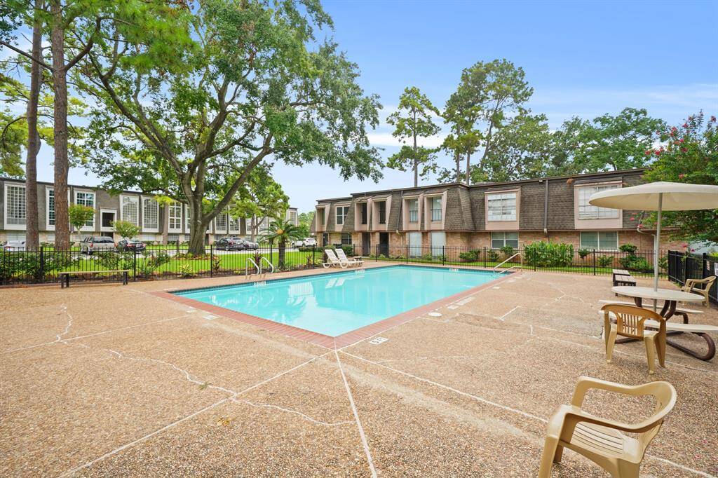 This pool is truly the perfect place to sit back and relax!