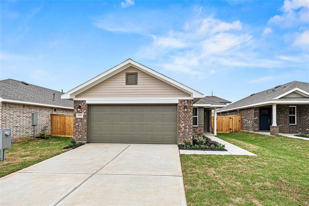 12847 Spacious Front Driveway
