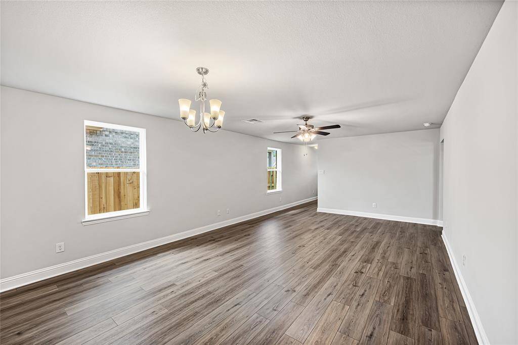 Living Room/Dining Area