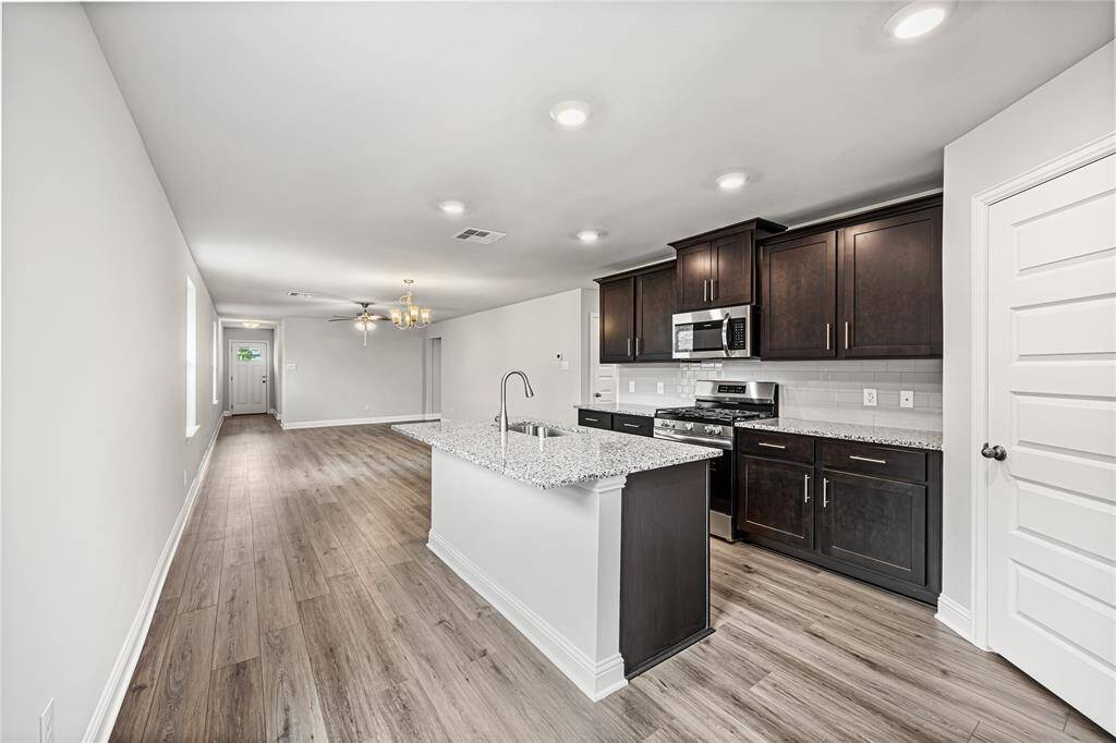 Kitchen w/ Walk-in Pantry