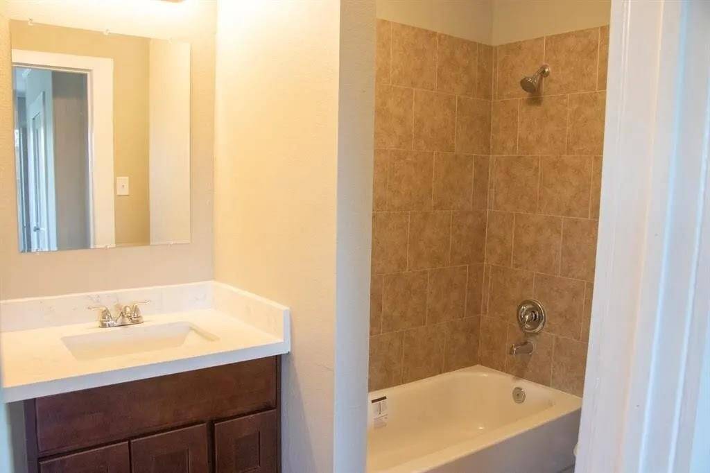 Unit C (triplex) Bathroom