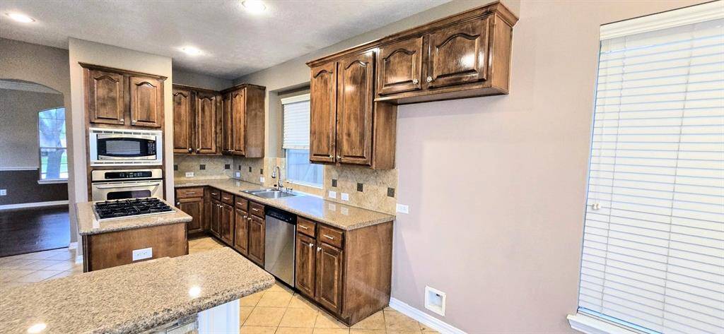 Central island with built-in stove in the kitchen, offering a functional and stylish cooking space