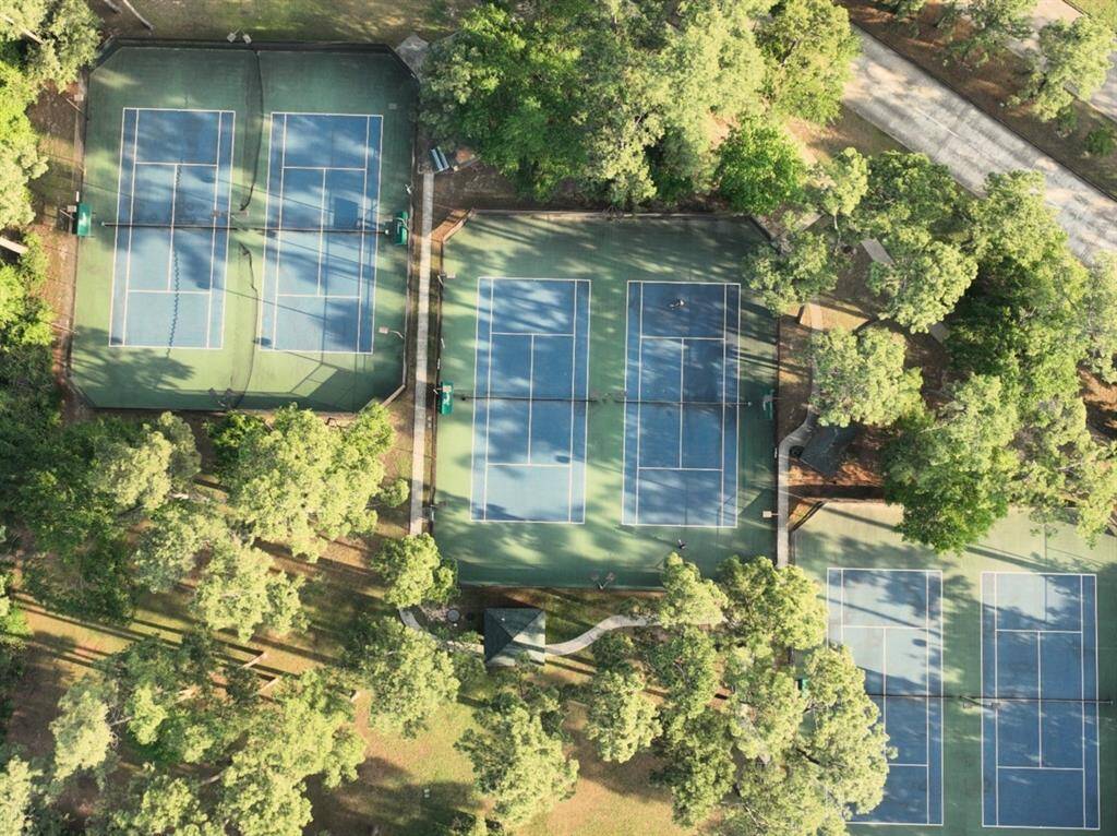 6 fully lighted Tennis courts