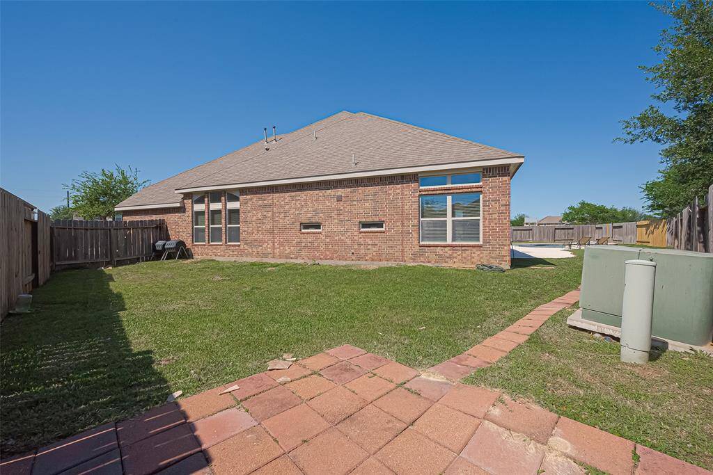 This side yard is perfect for gardening, your dog run or your playscape.