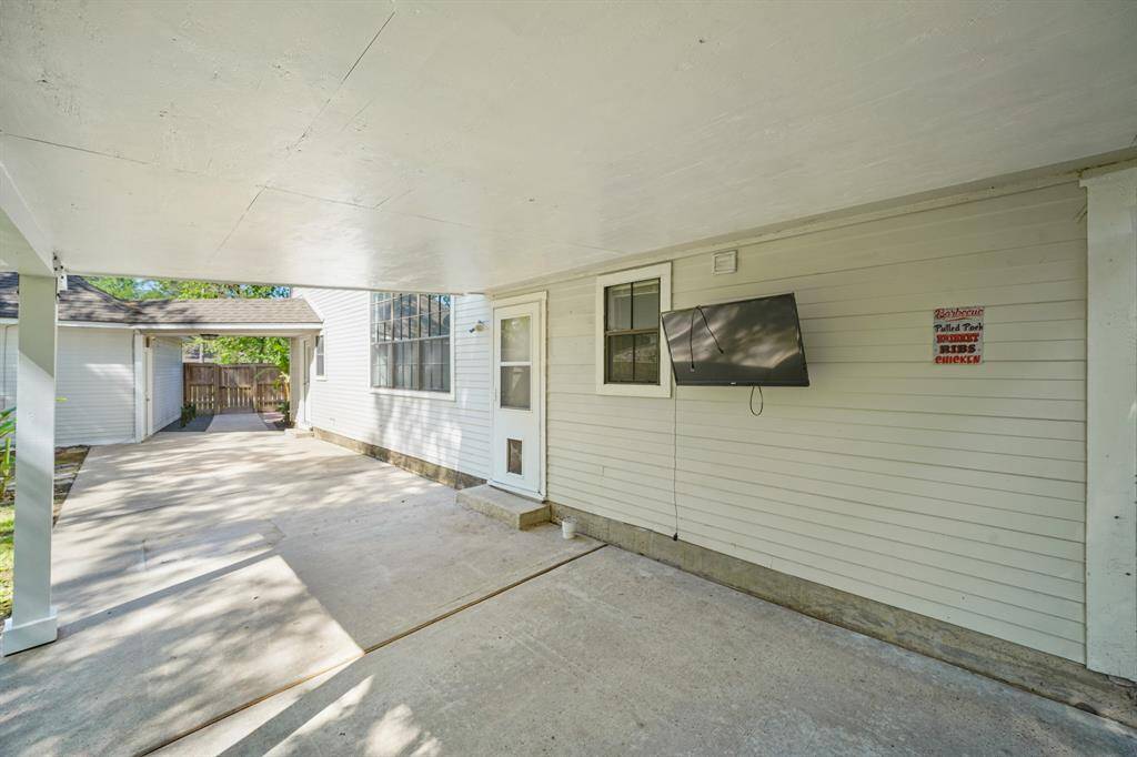 Large convered patio, perfect for a family barbecue.