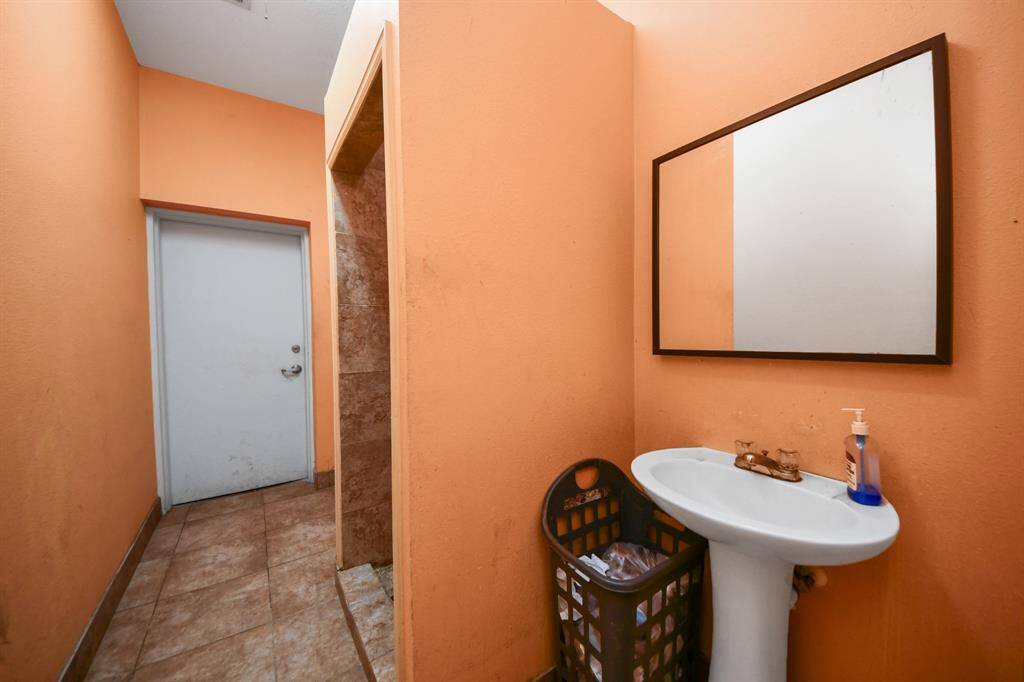 warehouse first floor full bathroom