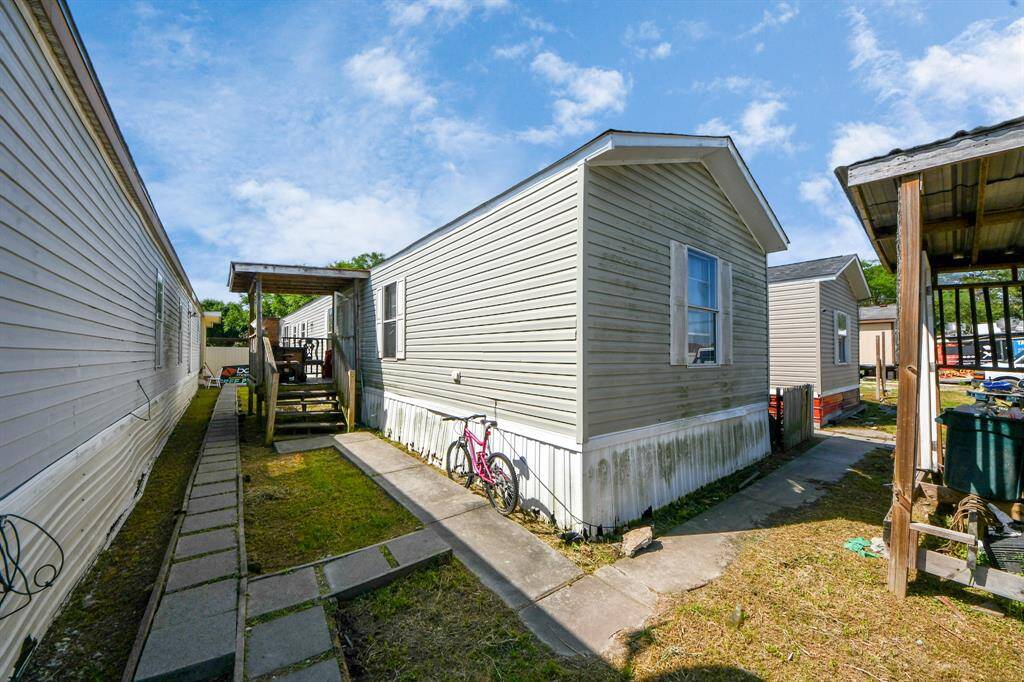 This mobile home is included