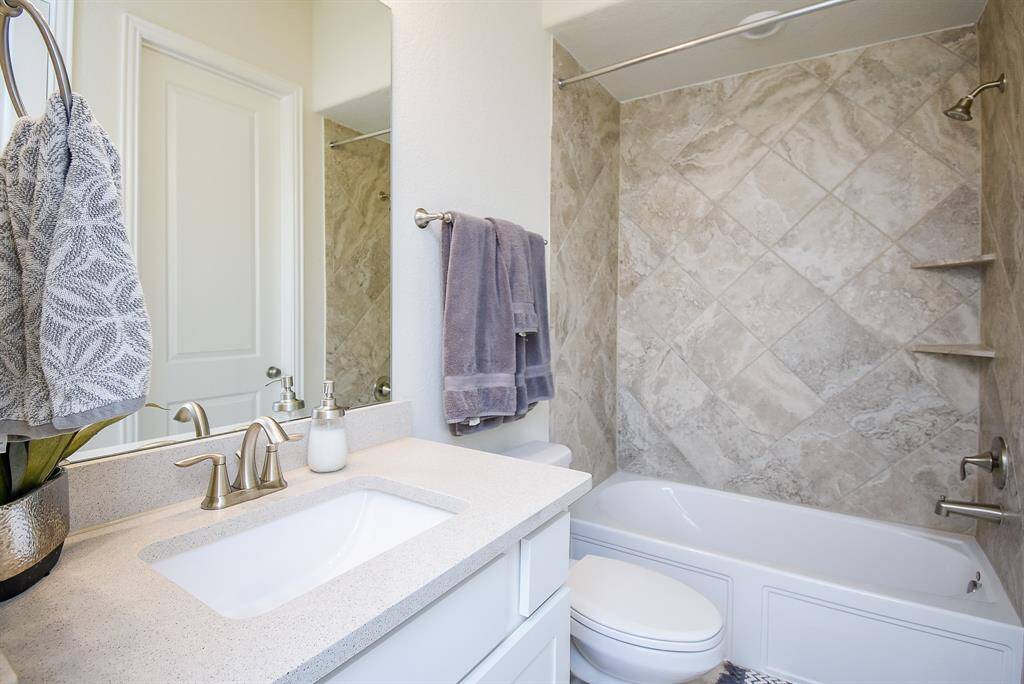 Secondary ensuite bathroom.
