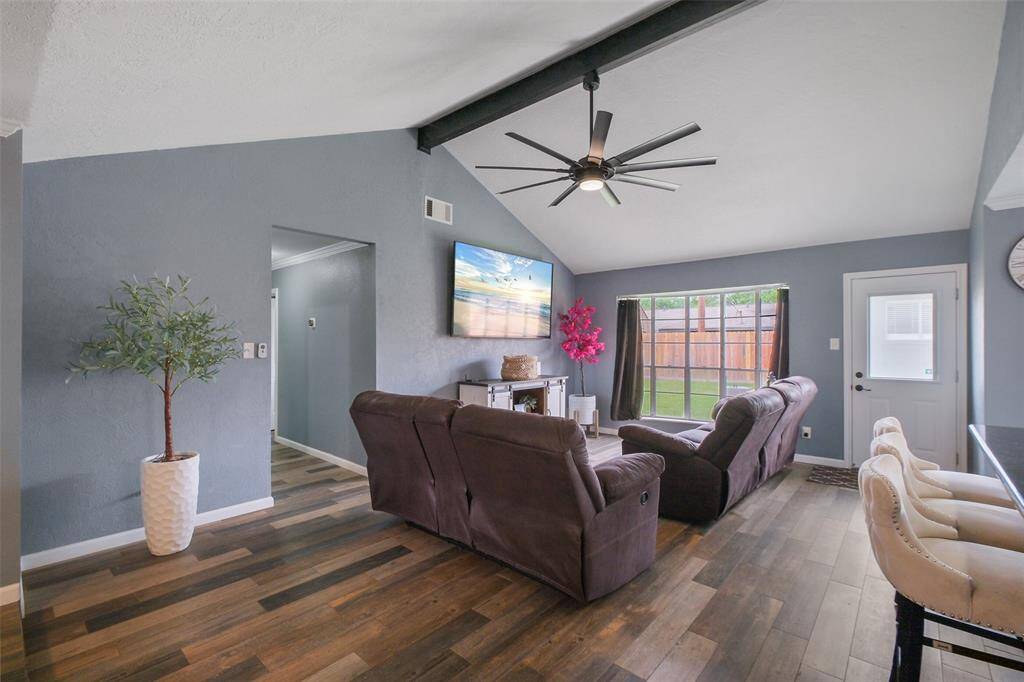 Open-concept living with stylish modern finishes!