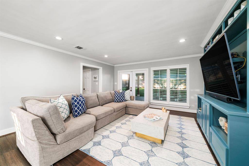 DEN - Beautiful floors, large bright windows and recessed lighting.