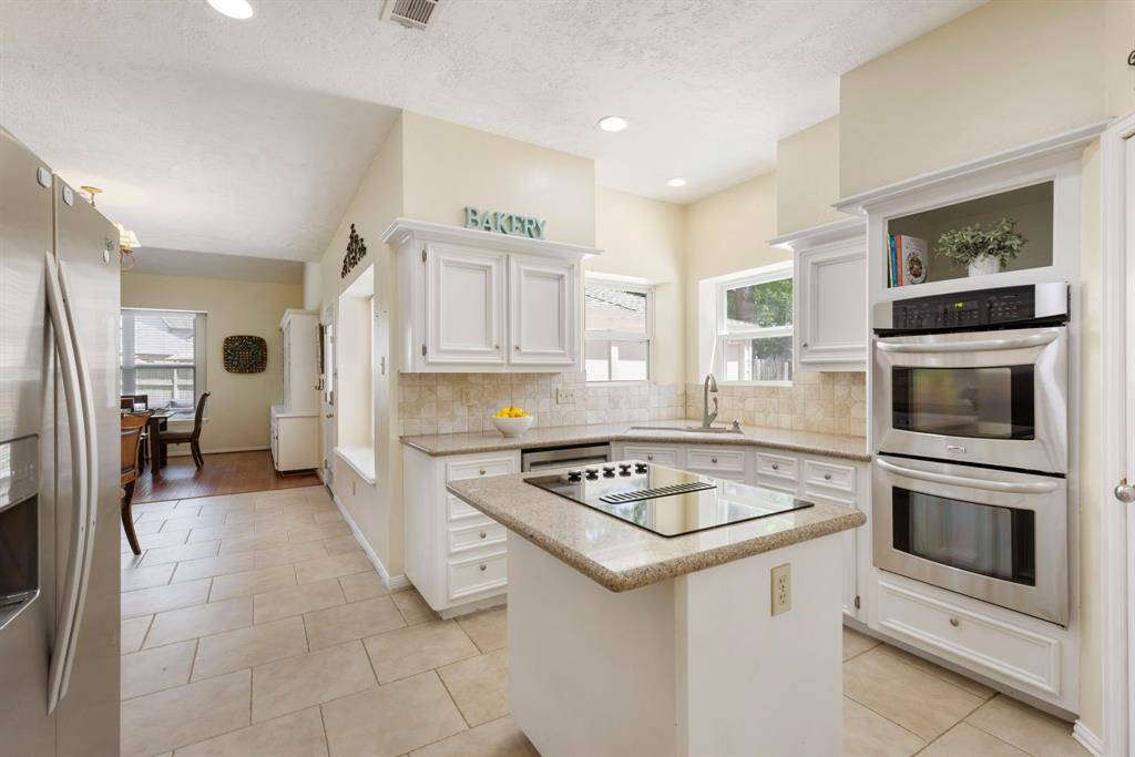 The kitchen is such a light and bright space that make cooking meals and even washing dishes a pleasure.