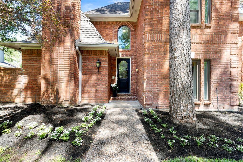 This home has great curb appeal & will be sure to welcome you & your guests!