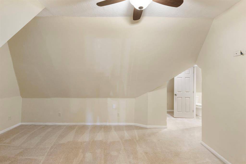 Imagine all the possibilities in this great space!
