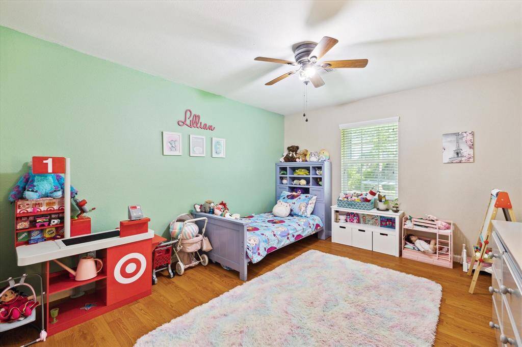 Secondary bedroom.