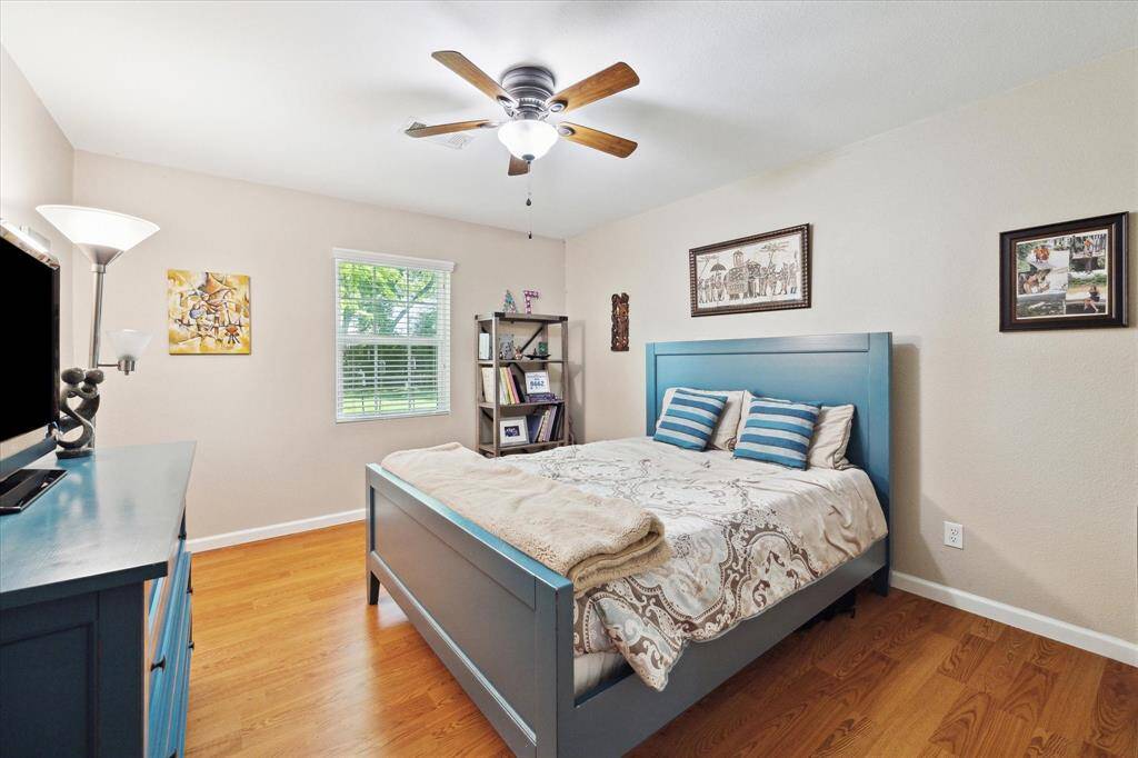 Secondary bedroom.