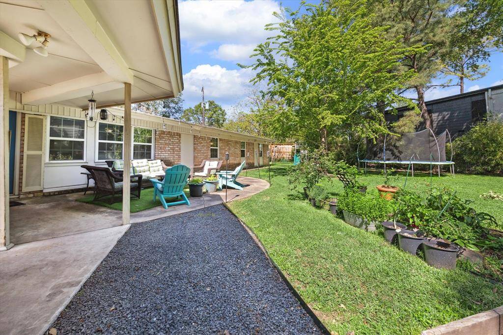 This home has great outdoor space and lots of it!