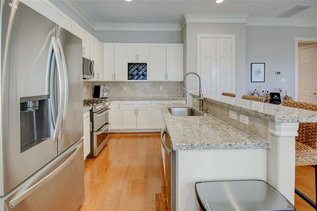 Lots of storage, beautiful countertops, stainless steel appliances, gas cooktop, and more!
