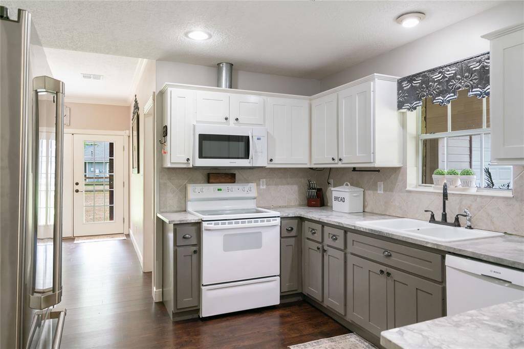 The kitchen includes a full appliance package and ample cabinet space. Clean lines and neutral finishes keep the space bright and versatile.