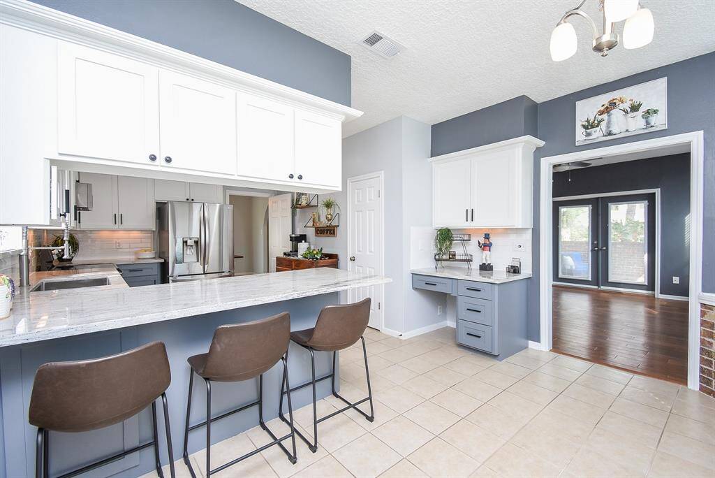 Breakfast Bar and Built-in Desk