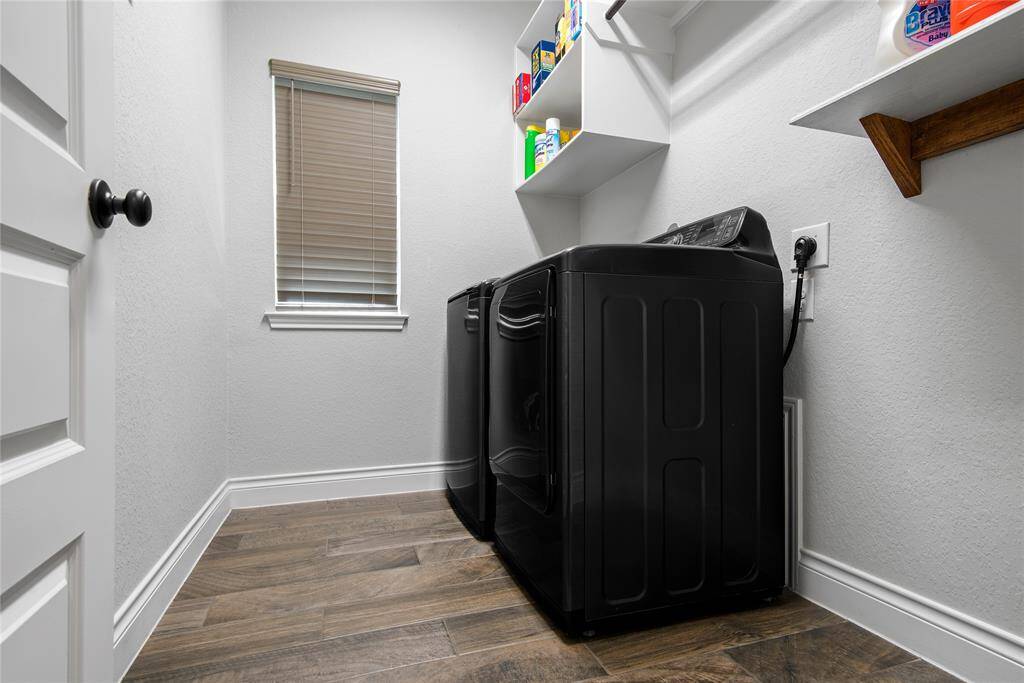 Spacious laundry room!