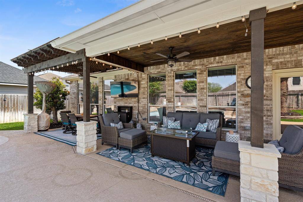 Seating area with outdoor TV
