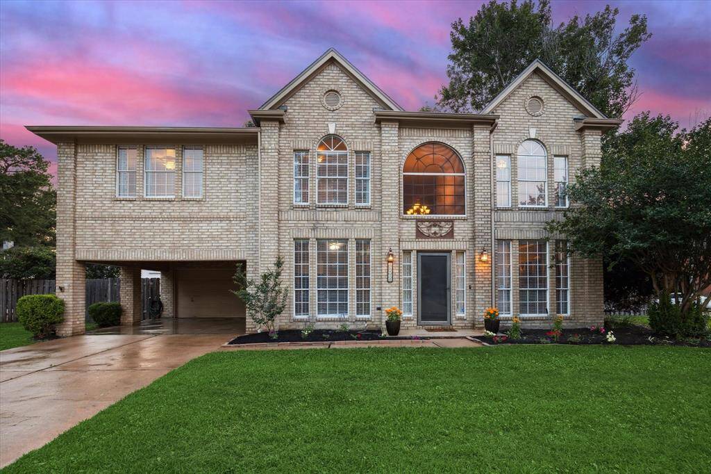Welcome to your new home to 16418 Willowpark Dr.