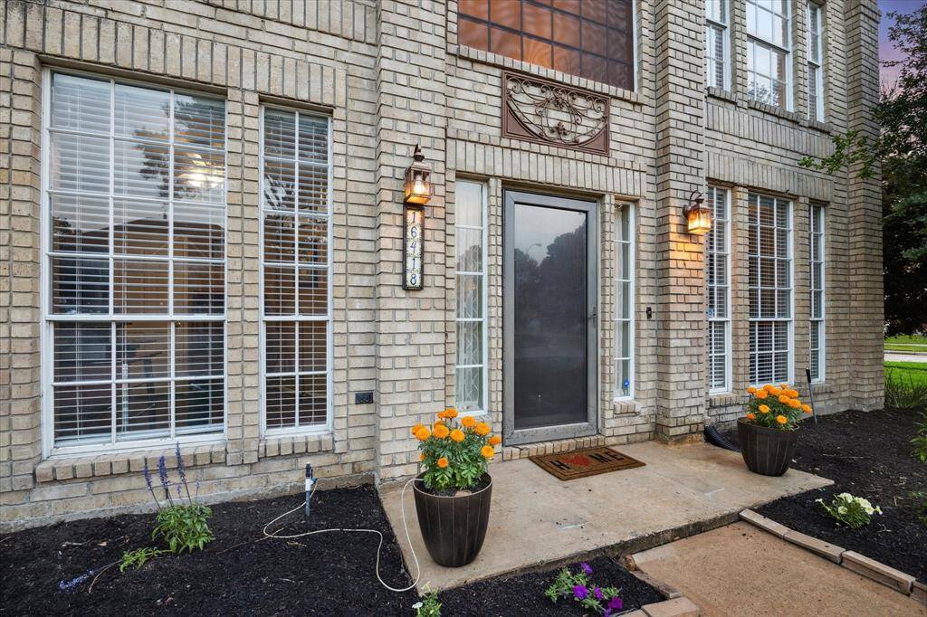 Your grand entry is an impressive welcome for all of your loved ones and visitors.