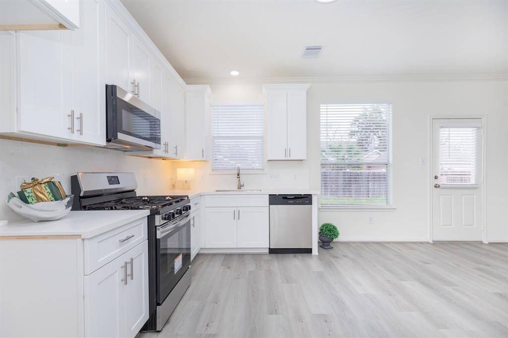 Spacious updated kitchen: new cabinets, new gas oven / range, new dishwasher (2/2025)