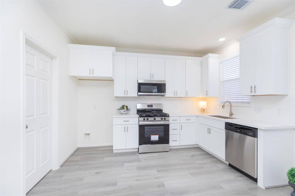 Beautiful renovated kitchen : new cabinets, new dishwasher, new gas stove / oven