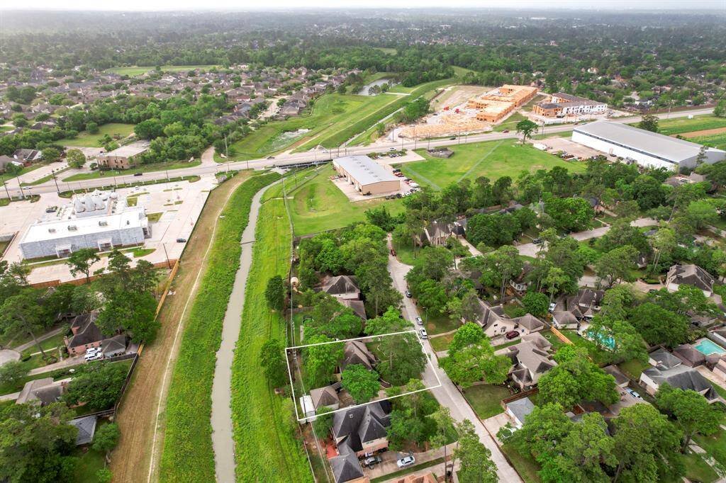 From this aerial view, you can see that the property has no rear neighbors, offering added privacy and a peaceful, open feel in the backyard. This feature enhances the tranquility and enjoyment of the outdoor space.