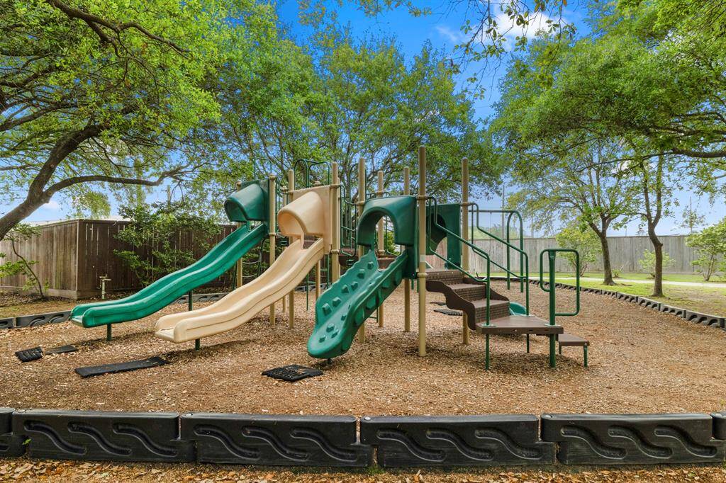 The community park is just a short distance away, offering a beautiful green space for outdoor activities and relaxation. It's the perfect spot for enjoying nature, walking, or meeting neighbors, adding to the charm of this desirable neighborhood.