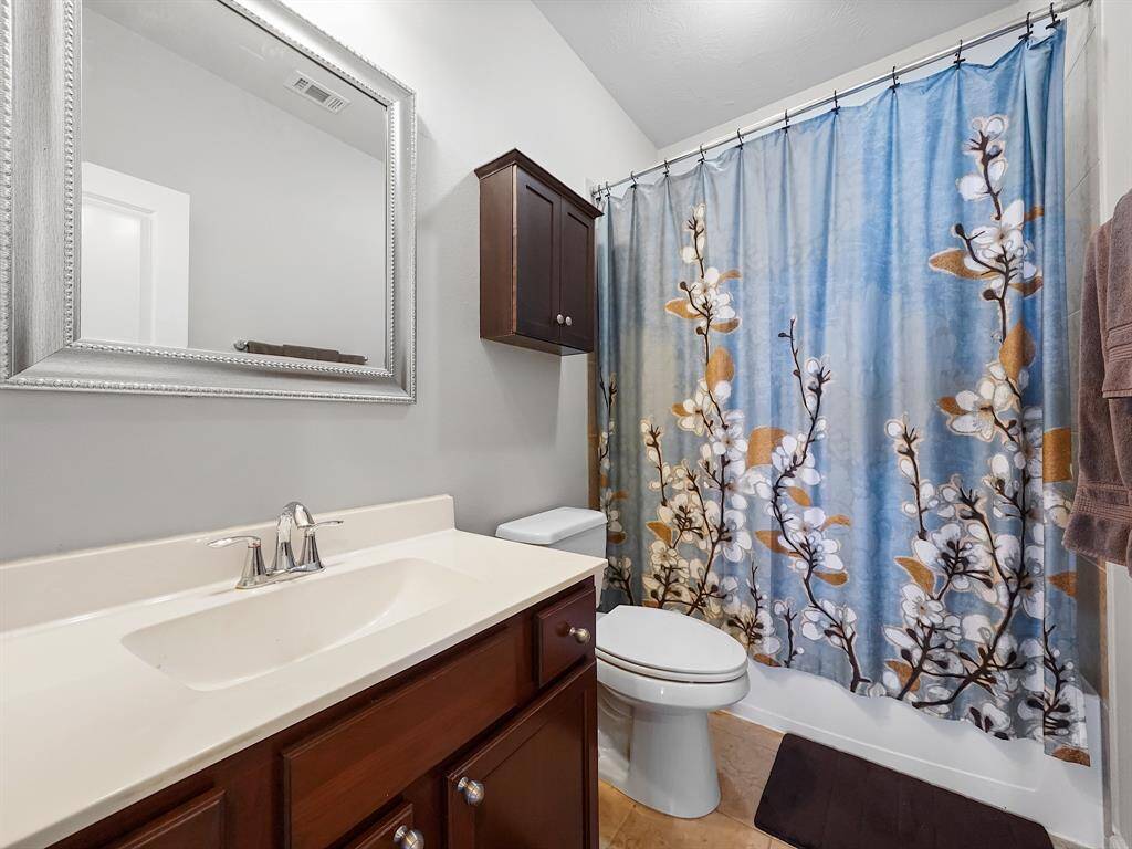 Secondary bathroom upstairs.