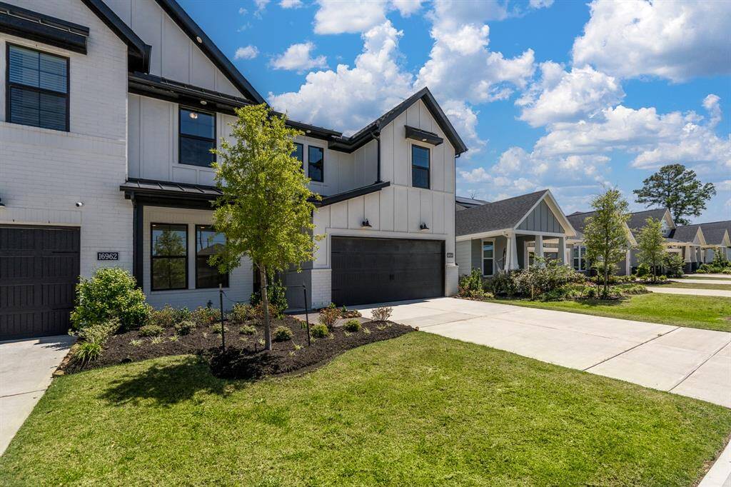 Peaceful community with so many amenities. This residence is light, bright and beautifully constructed.