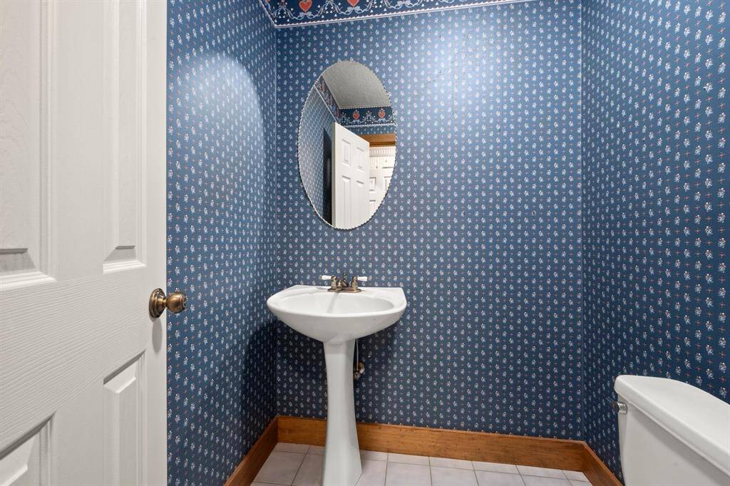 This is the rest of the bathroom.
