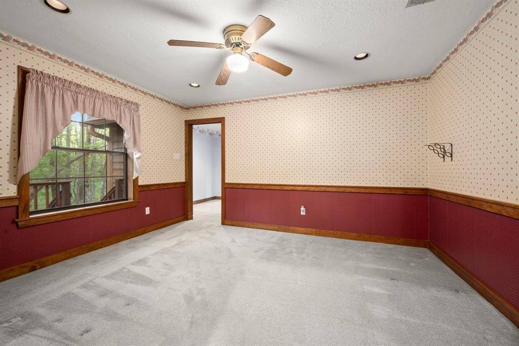 Dining area that connect to kitchen