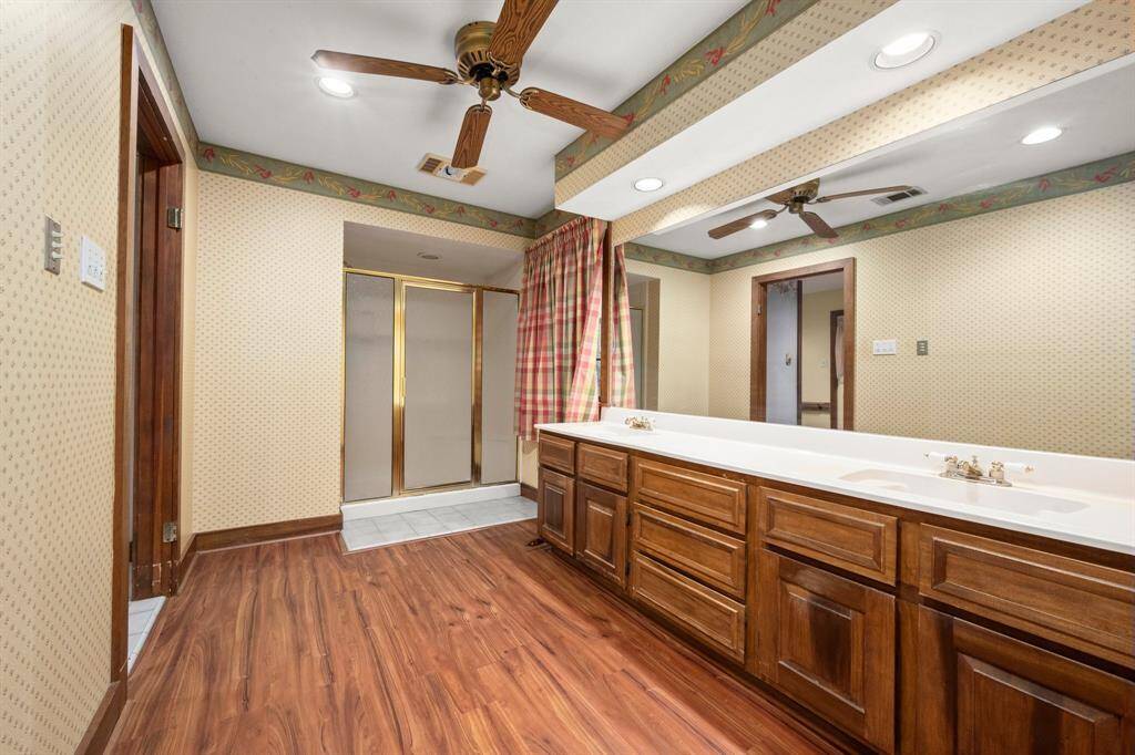 Bathroom # 2 that connects to the 1st bedroom on the right when you walk in.