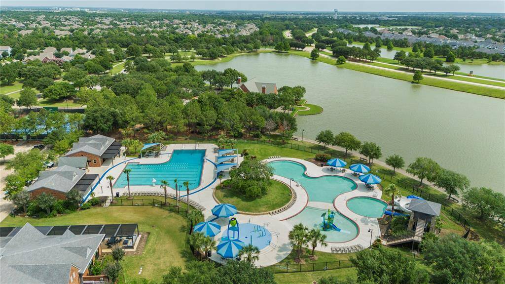 Another pool with water slides, splashpad and diving boards!