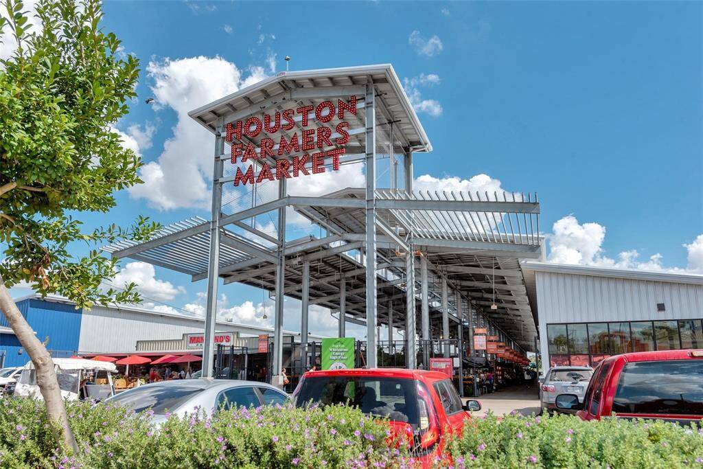 Walk to the famous Houston Farmer's Market for fresh herbs, produce, spices, coffee, or dinner at the many cafes and restaurants.