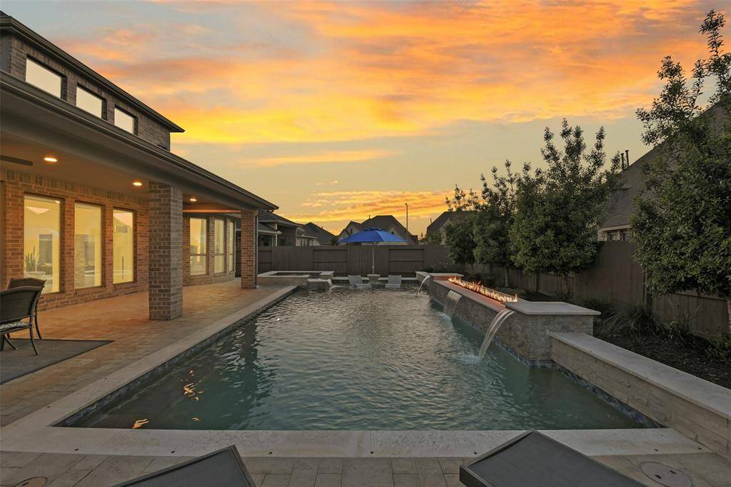 Watch the sunset over your gorgeous pool! Now this is relaxation!