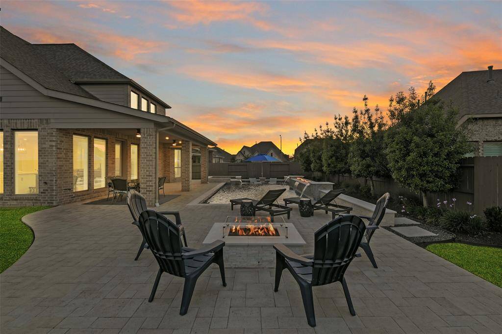 This patio even extends further to include a gas firepit for those cool evenings. Another great place to watch the beautiful Amira sunsets! Even if it gets really cold, the pool has freeze protection.