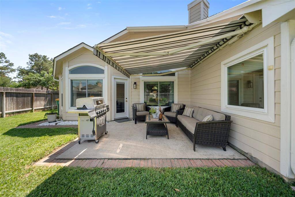 This patio offer a Sunsetter retractable mortorized awning that offers great shade while enjoying the patio space.