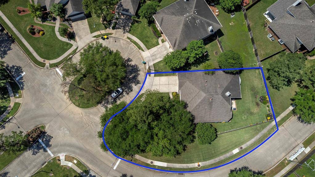 Top-down lot view with boundary marked; cul-de-sac location.