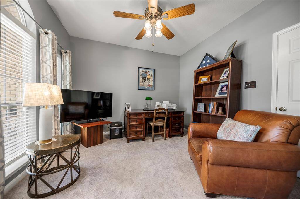 Versatile room ideal for a home office or perfect for a secondary bedroom.