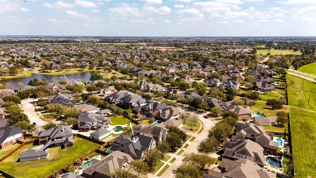 With quick access to Vintage Park, The Woodlands, ExxonMobil Campus, and major retail & dining hotspots, this home delivers both luxury and functionality. Whether you’re looking for a private backyard escape, top-rated schools, or an easy commute, this home checks every box.