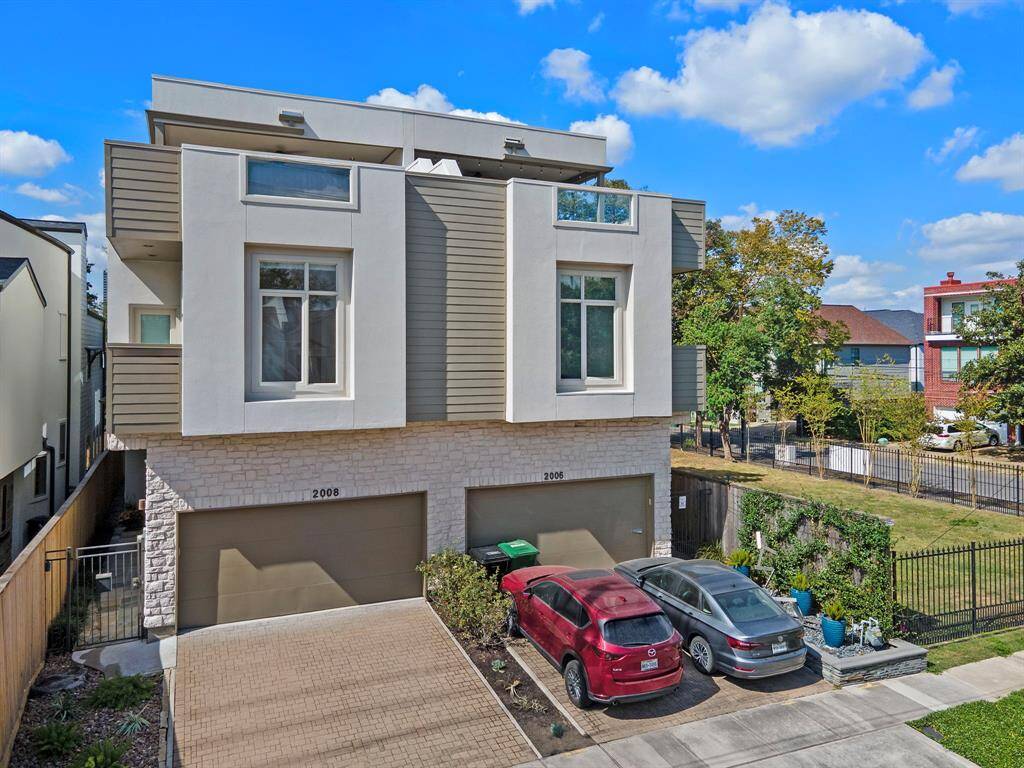 Discover modern living in the prestigious River Oaks Shopping Area, ideally situated between the vibrant Montrose area and the upscale River Oaks neighborhood.