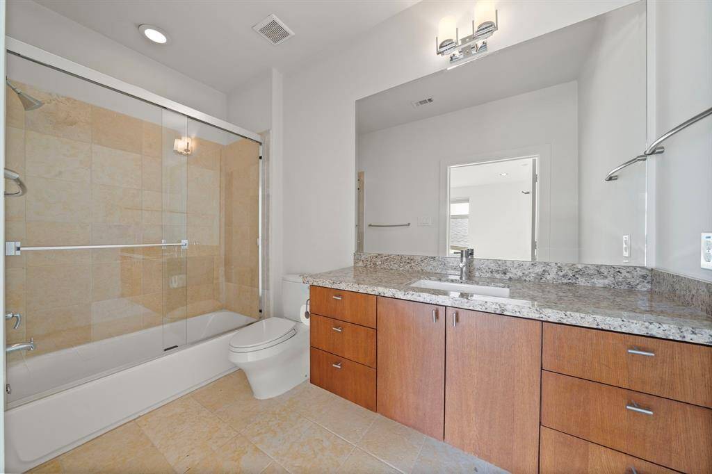 3rd Floor - en-suite bath for 3rd bedroom