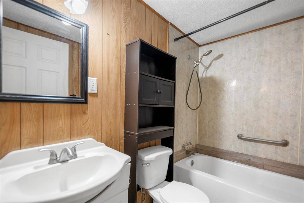 A full bath with essential features and good flow. With just a few thoughtful updates, this space could be transformed into a stylish retreat.