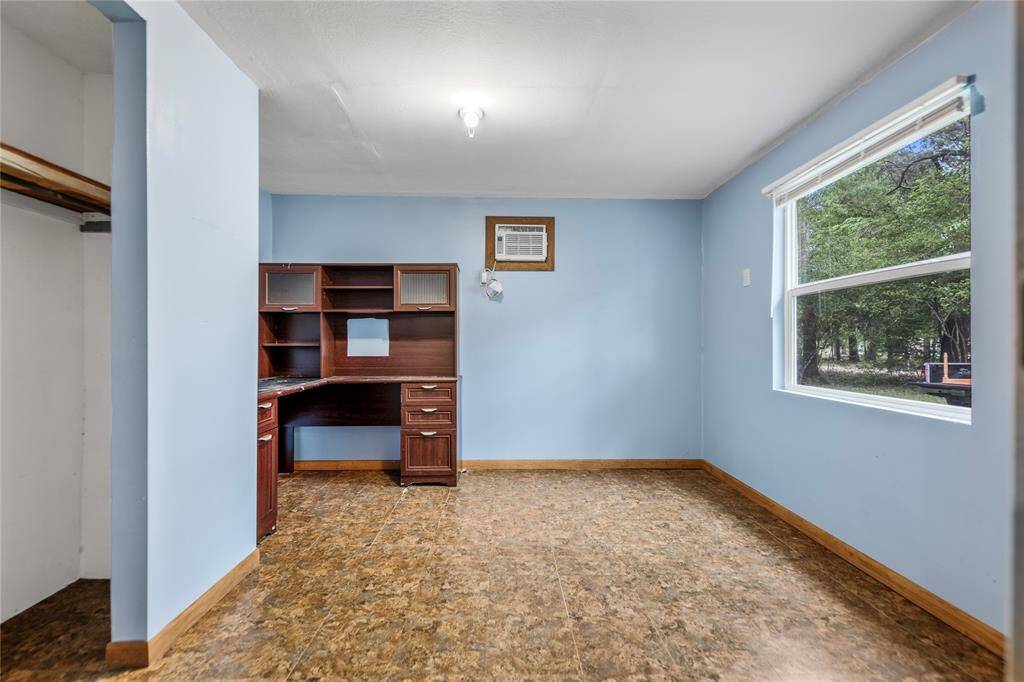 Bright and spacious, this secondary bedroom includes a charming view and an oversized window—perfect for a guest room, office, or personal escape. An ideal space for a design refresh.